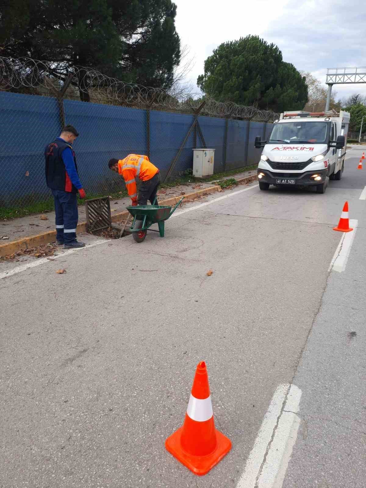 Mazgal ve menfez temizliği yapılıyor
