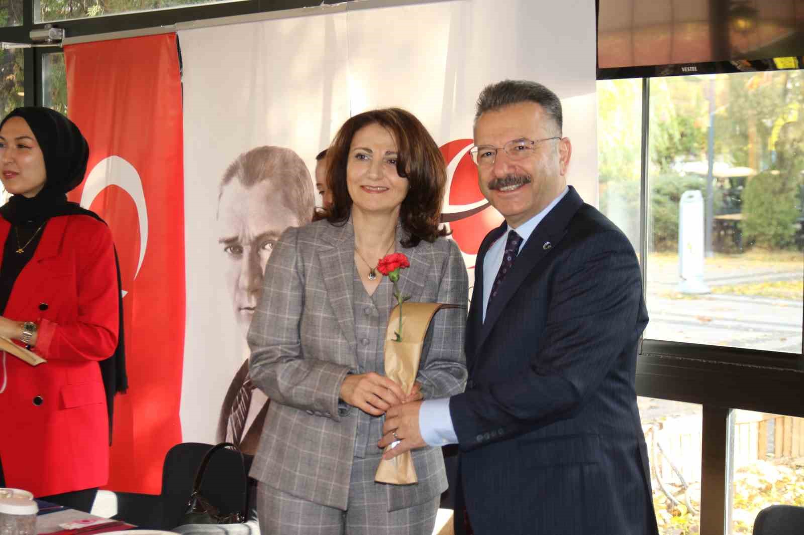 Vali Aksoy, resim öğretmeni olan eşinin de gününü çiçekle kutladı
