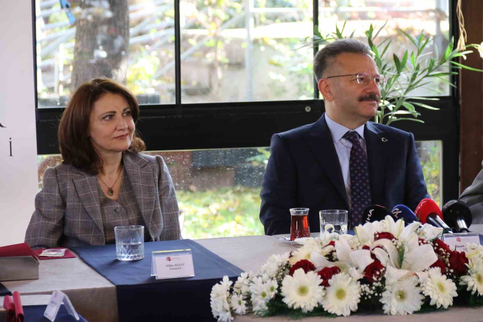 Vali Aksoy, resim öğretmeni olan eşinin de gününü çiçekle kutladı
