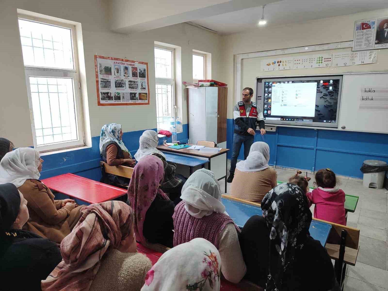 Batman’da ’En iyi narkotik polisi, anne projesi’ eğitim ve bilinçlendirme semineri gerçekleştirildi
