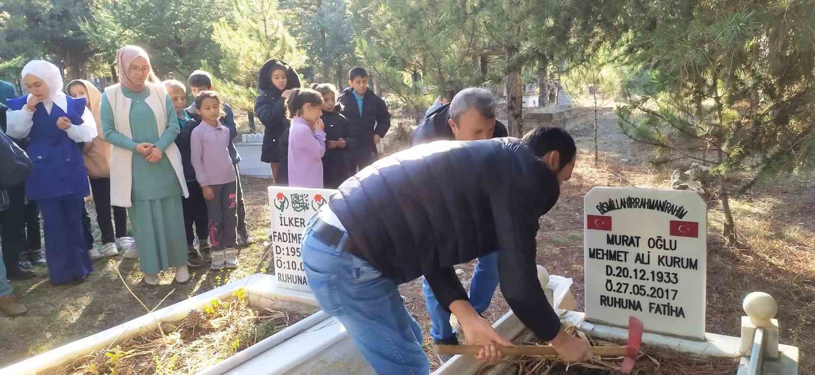 Hisarcık’ta vefat eden öğretmenlerin mezarları ziyaret edildi
