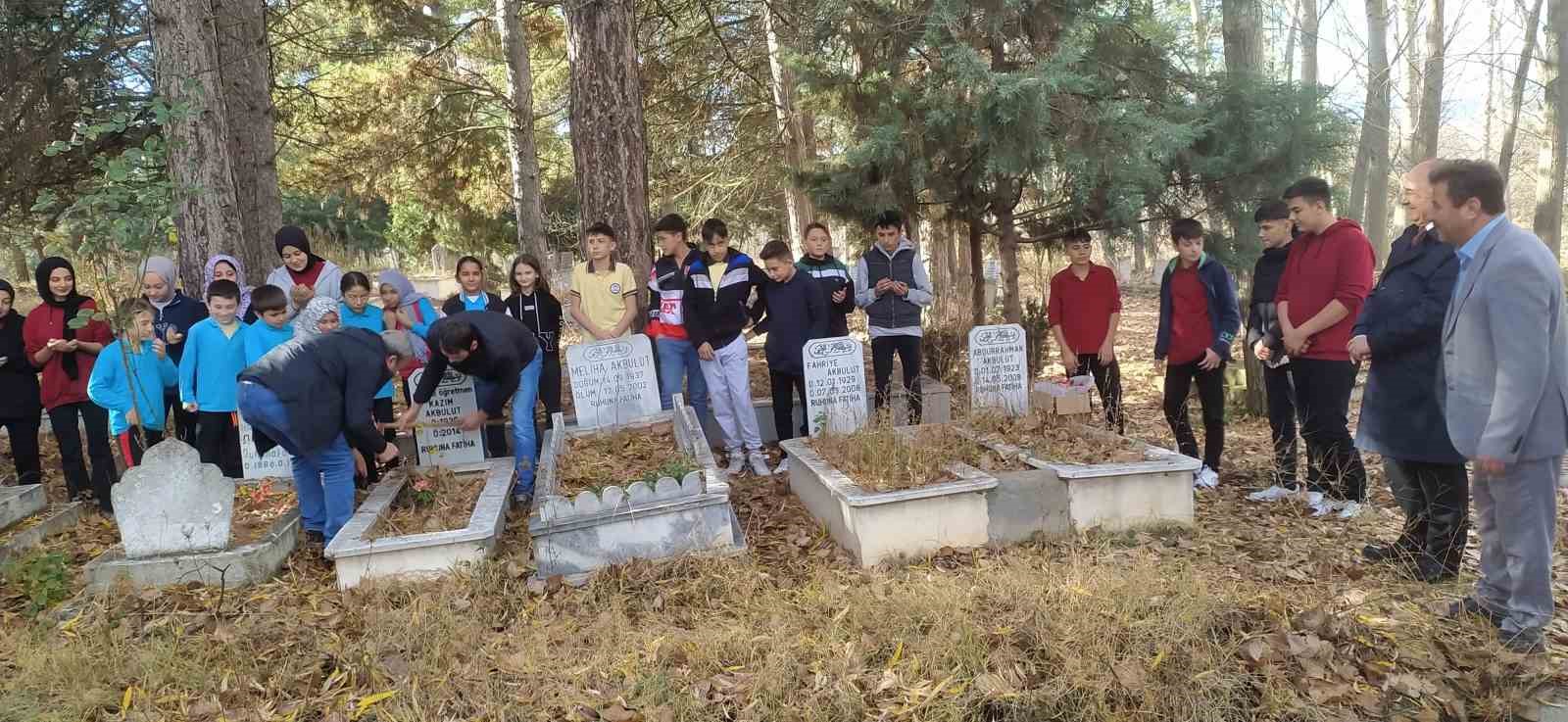 Hisarcık’ta vefat eden öğretmenlerin mezarları ziyaret edildi
