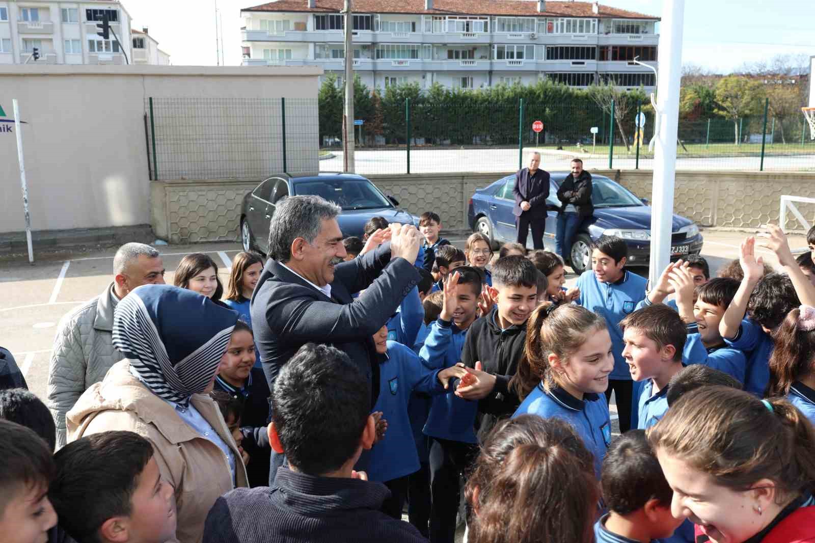 Başkan Deviren öğretmenleri unutmadı
