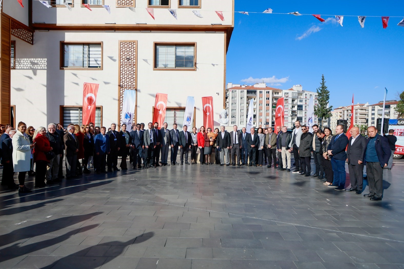 Öğretmeninin hediyesini meydana dikti
