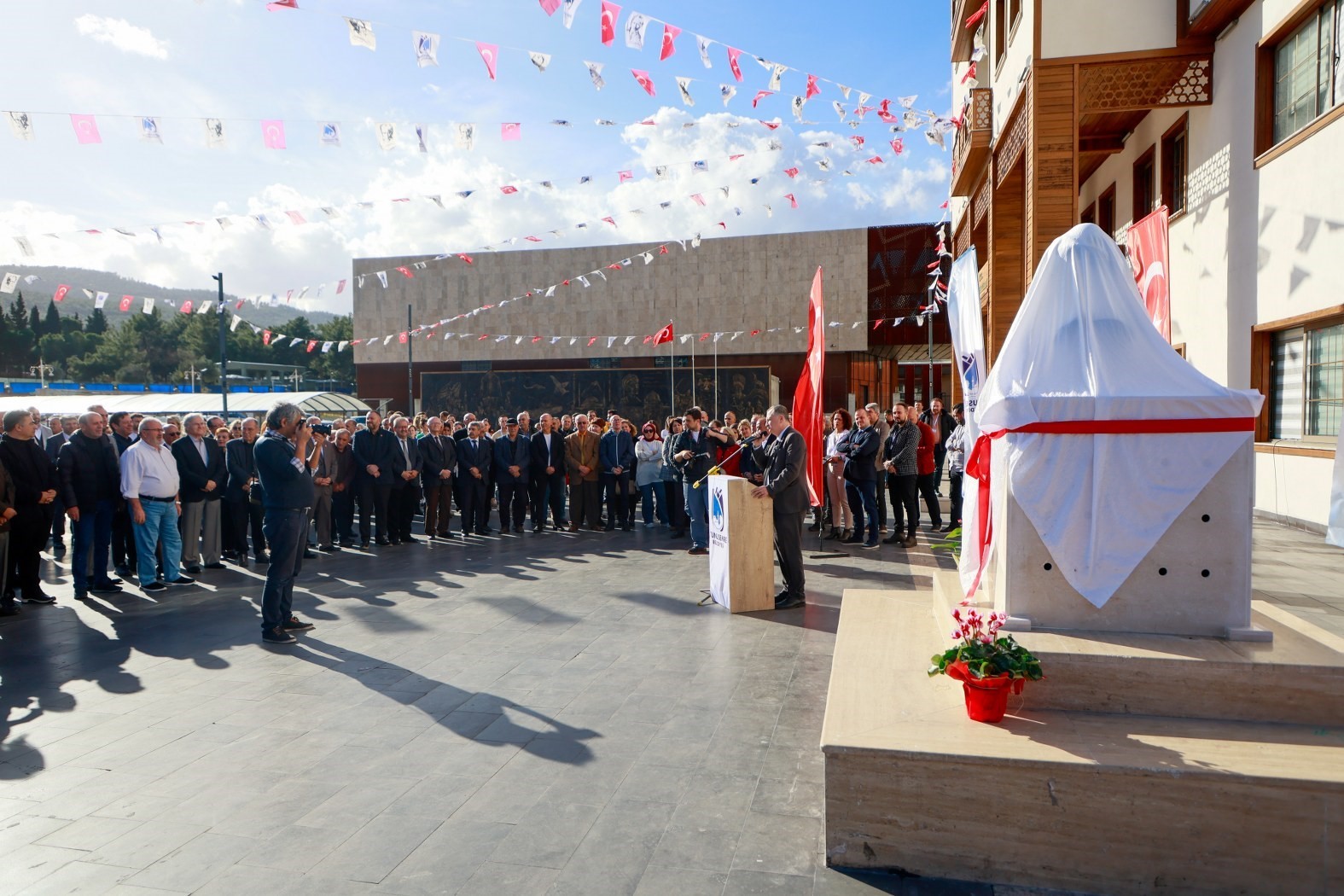 Öğretmeninin hediyesini meydana dikti
