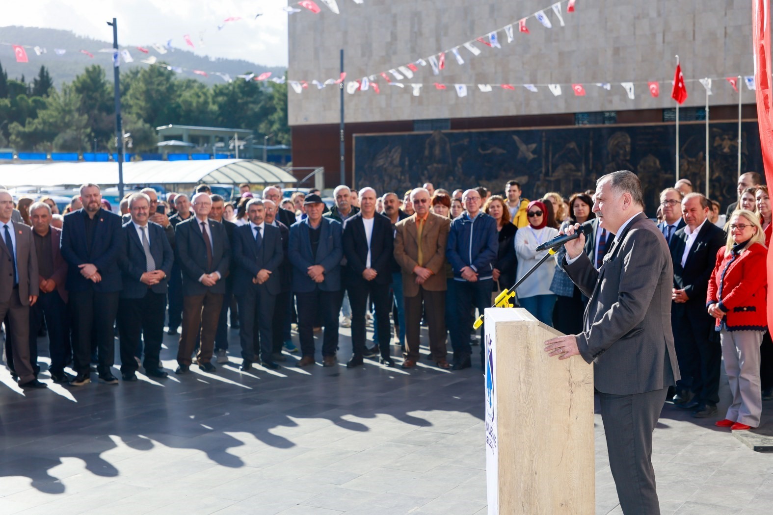 Öğretmeninin hediyesini meydana dikti
