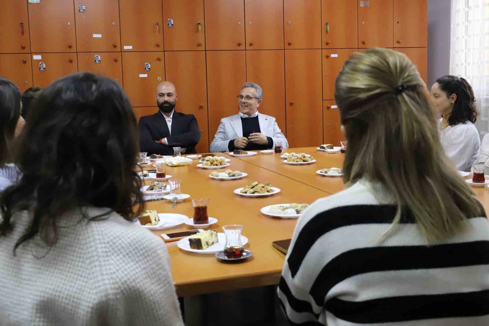 Başkan Tetik Öğretmenler Gününü’nü kutladı
