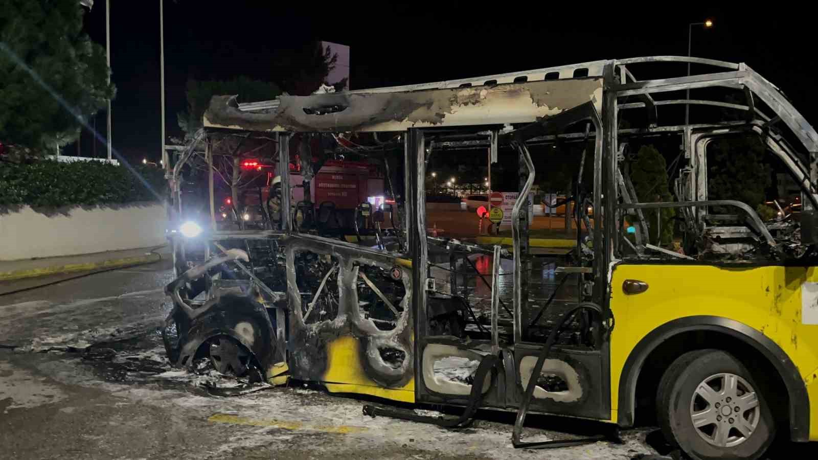 Park halindeki belediye midibüsü alev topuna döndü
