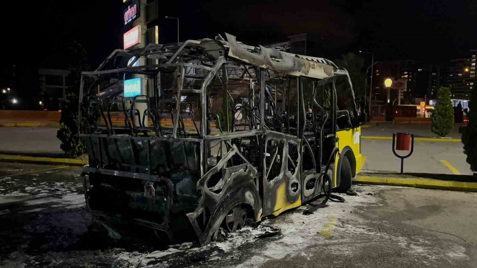 Park halindeki belediye midibüsü alev topuna döndü
