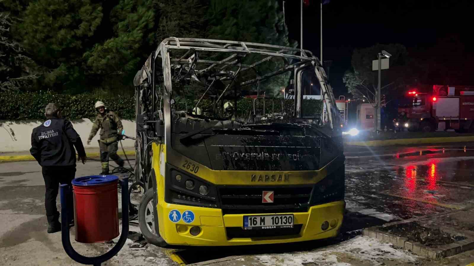 Park halindeki belediye midibüsü alev topuna döndü
