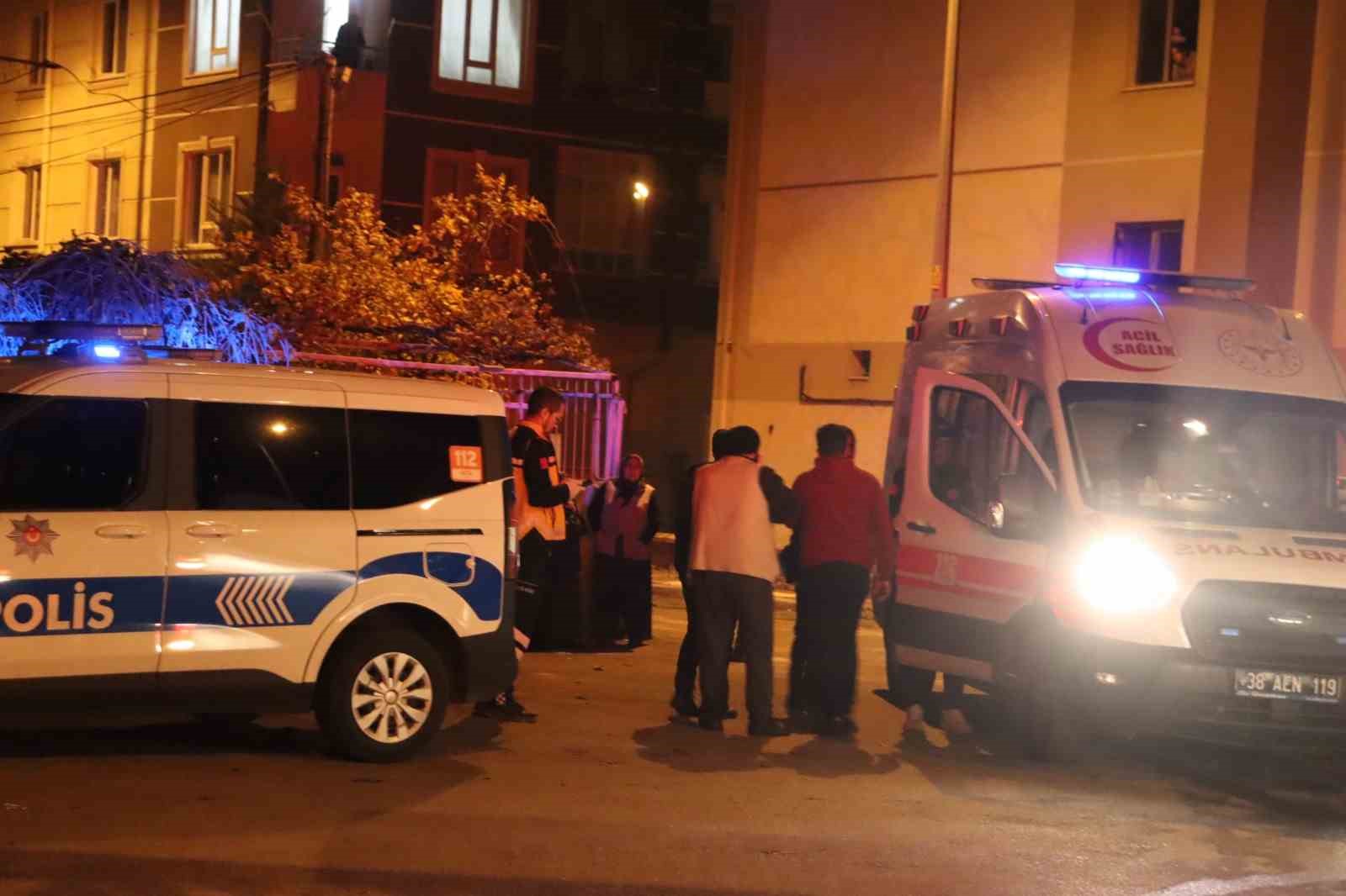 Kayseri’de müstakil evde yangın: 1 kişi dumandan etkilendi
