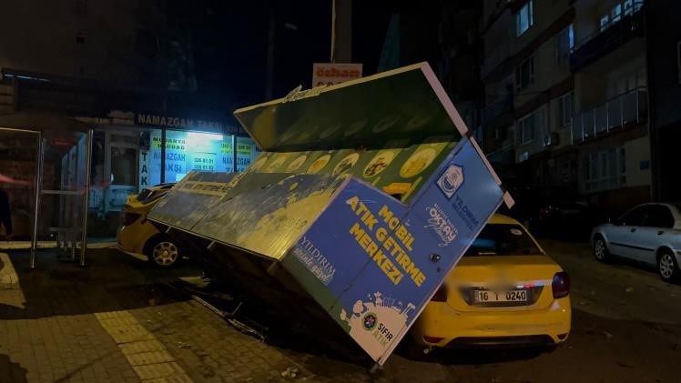 Lodosta ilerlemekte güçlük çeken motosikletlilerin imdadına otomobil sürücüleri yetişti
