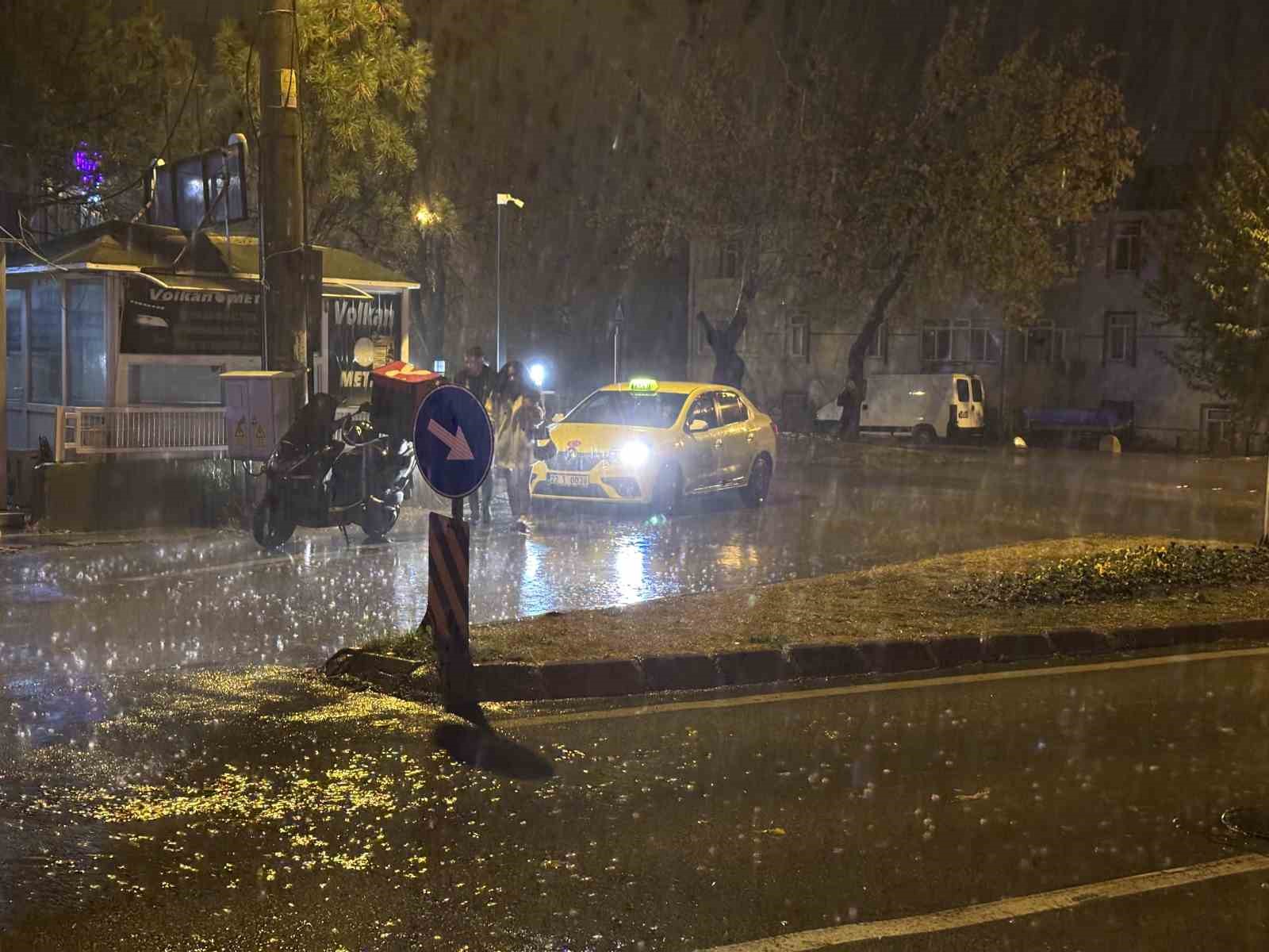 Edirne’de sağanak yağış ve lodos etkili oldu
