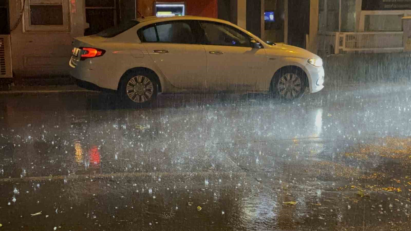 Edirne’de sağanak yağış ve lodos etkili oldu
