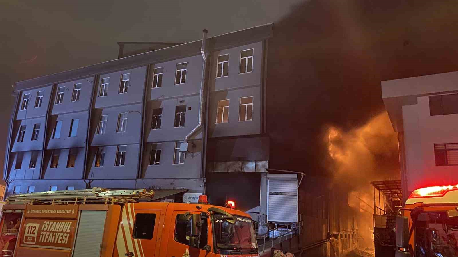 Beylikdüzü’nde korkutan fabrika yangını: Patlamalar peş peşe geldi
