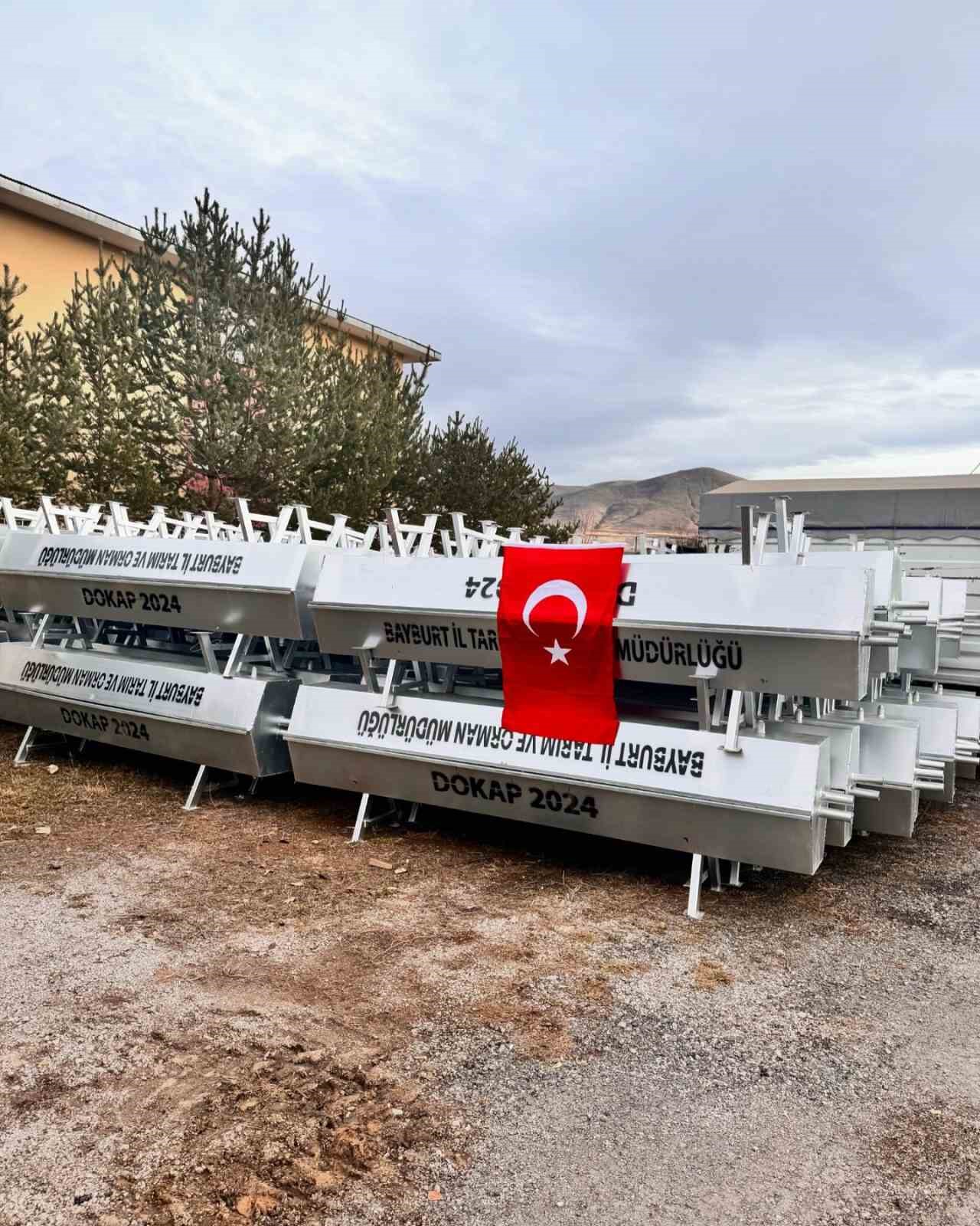 Demirözü’nde çiftçiye dağıtılan 200 sıvatla birlikte Bayburt’ta toplam bin 550 sıvat dağıtımı gerçekleşti
