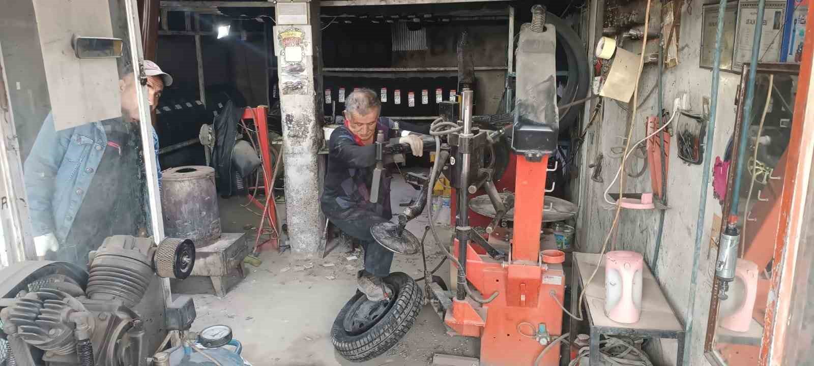 Oto lastikçilerde kış lastiği yoğunluğu
