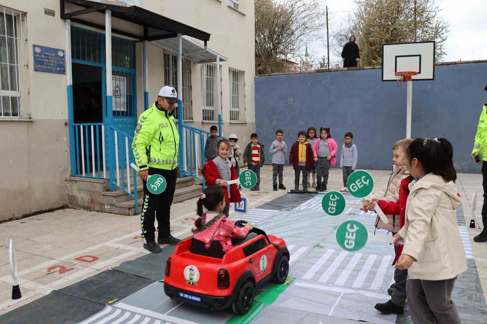 Oltu’da öğrenciler, yapay pistte trafik kurallarını öğrendi
