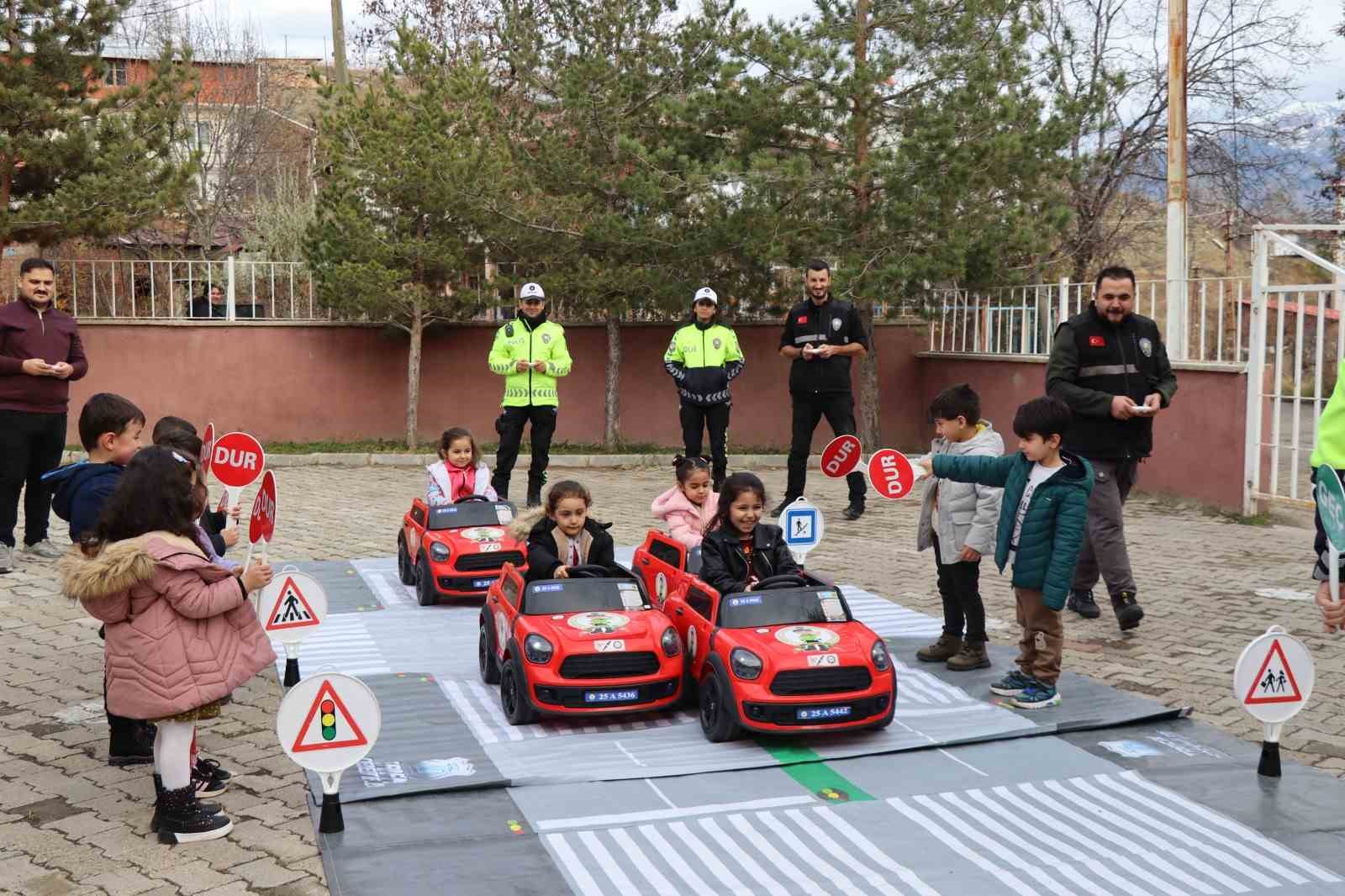 Oltu’da öğrenciler, yapay pistte trafik kurallarını öğrendi
