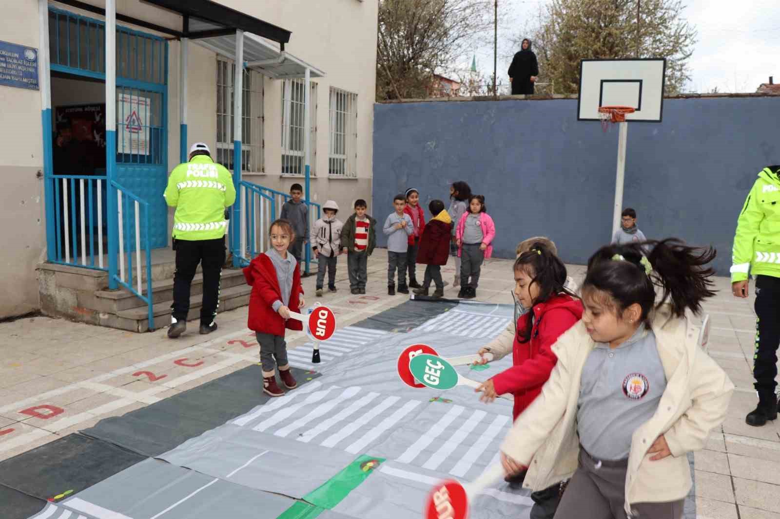 Oltu’da öğrenciler, yapay pistte trafik kurallarını öğrendi
