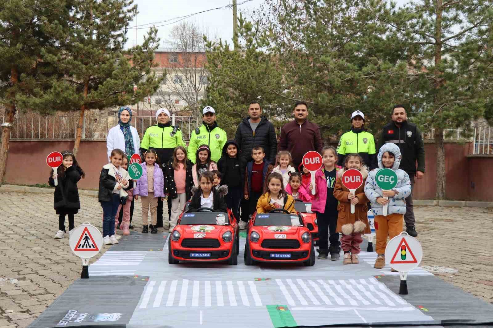 Oltu’da öğrenciler, yapay pistte trafik kurallarını öğrendi
