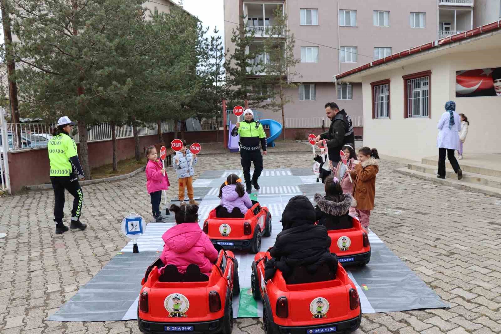 Oltu’da öğrenciler, yapay pistte trafik kurallarını öğrendi
