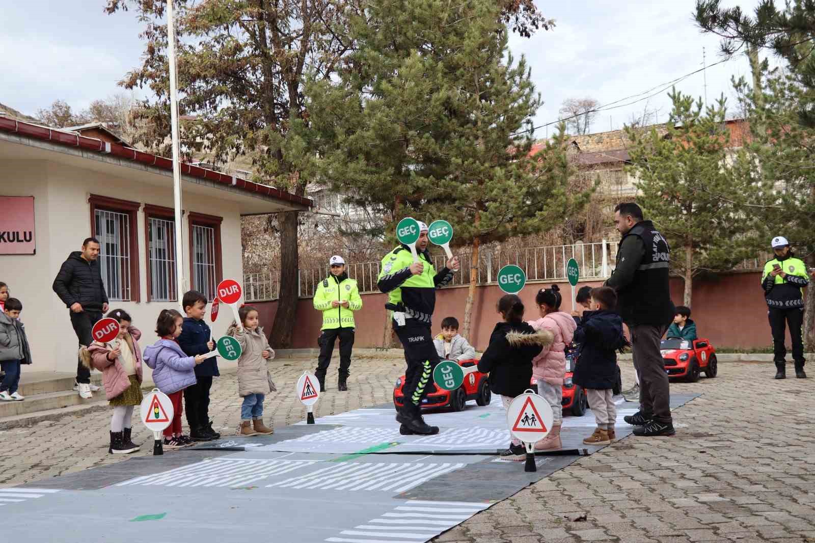 Oltu’da öğrenciler, yapay pistte trafik kurallarını öğrendi
