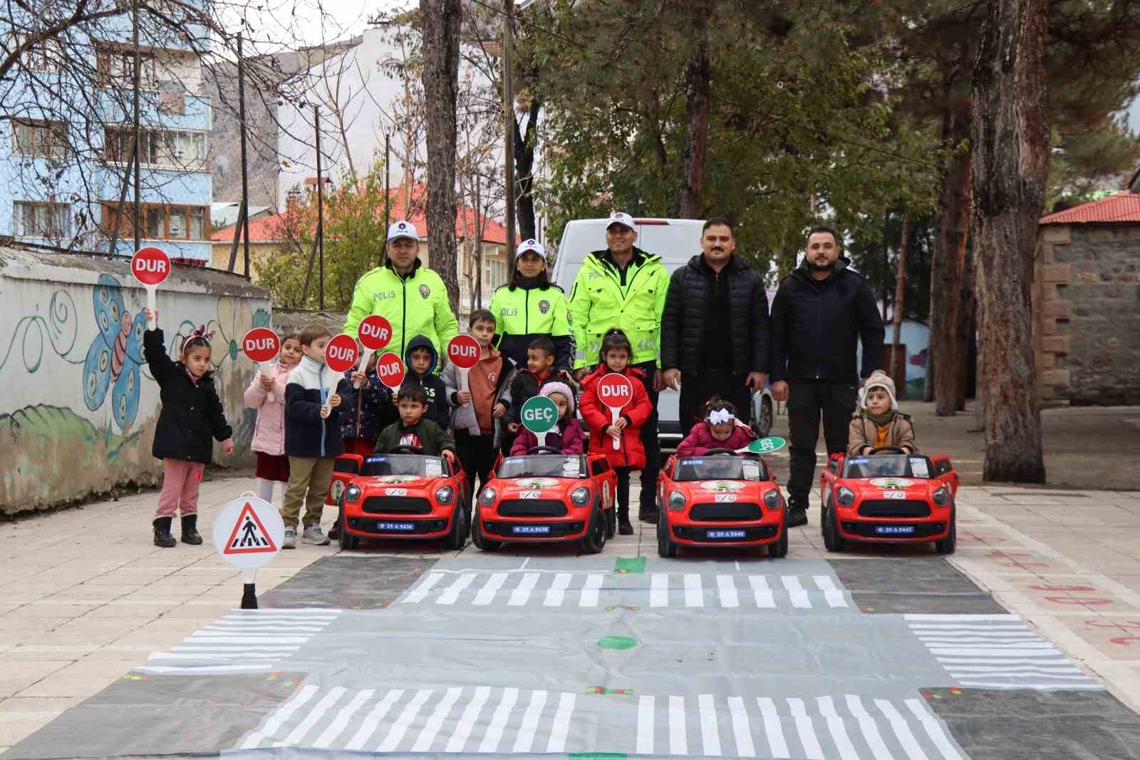 Oltu’da öğrenciler, yapay pistte trafik kurallarını öğrendi
