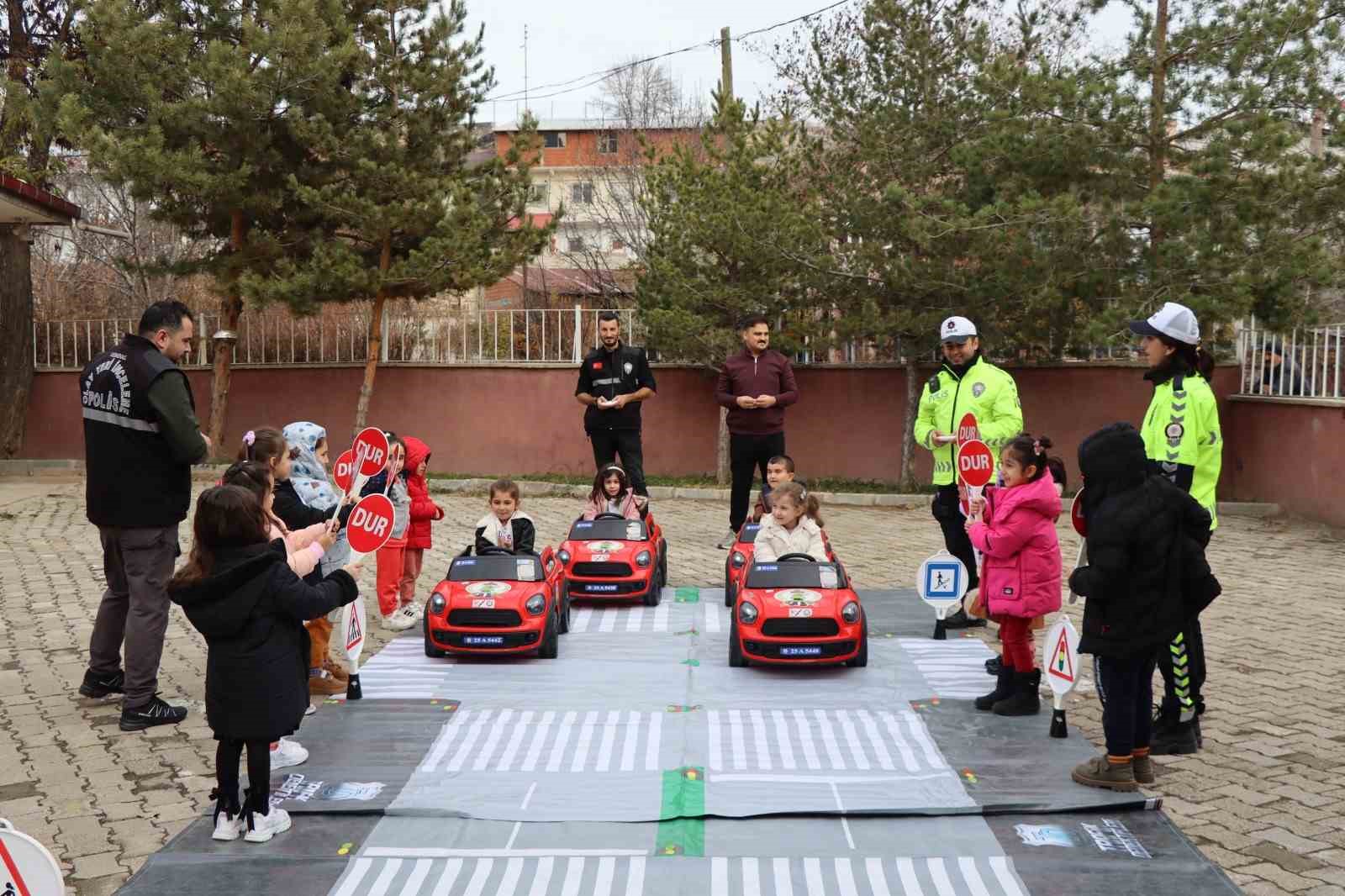 Oltu’da öğrenciler, yapay pistte trafik kurallarını öğrendi
