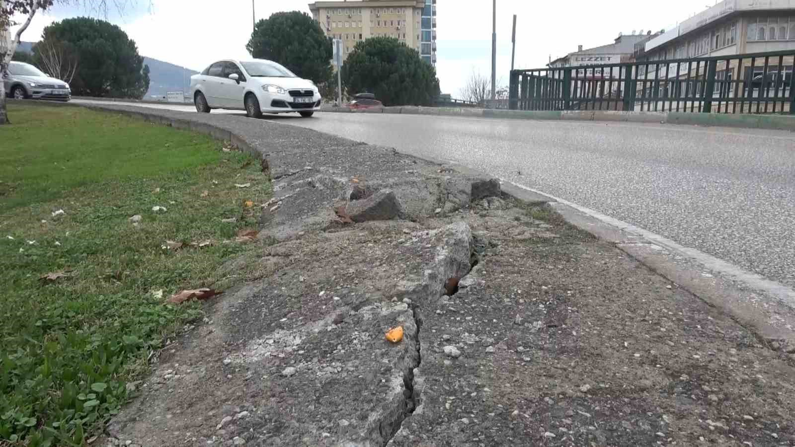 Bursa’da belediyenin yanındaki kaldırım sorunu vatandaşı mağdur ediyor
