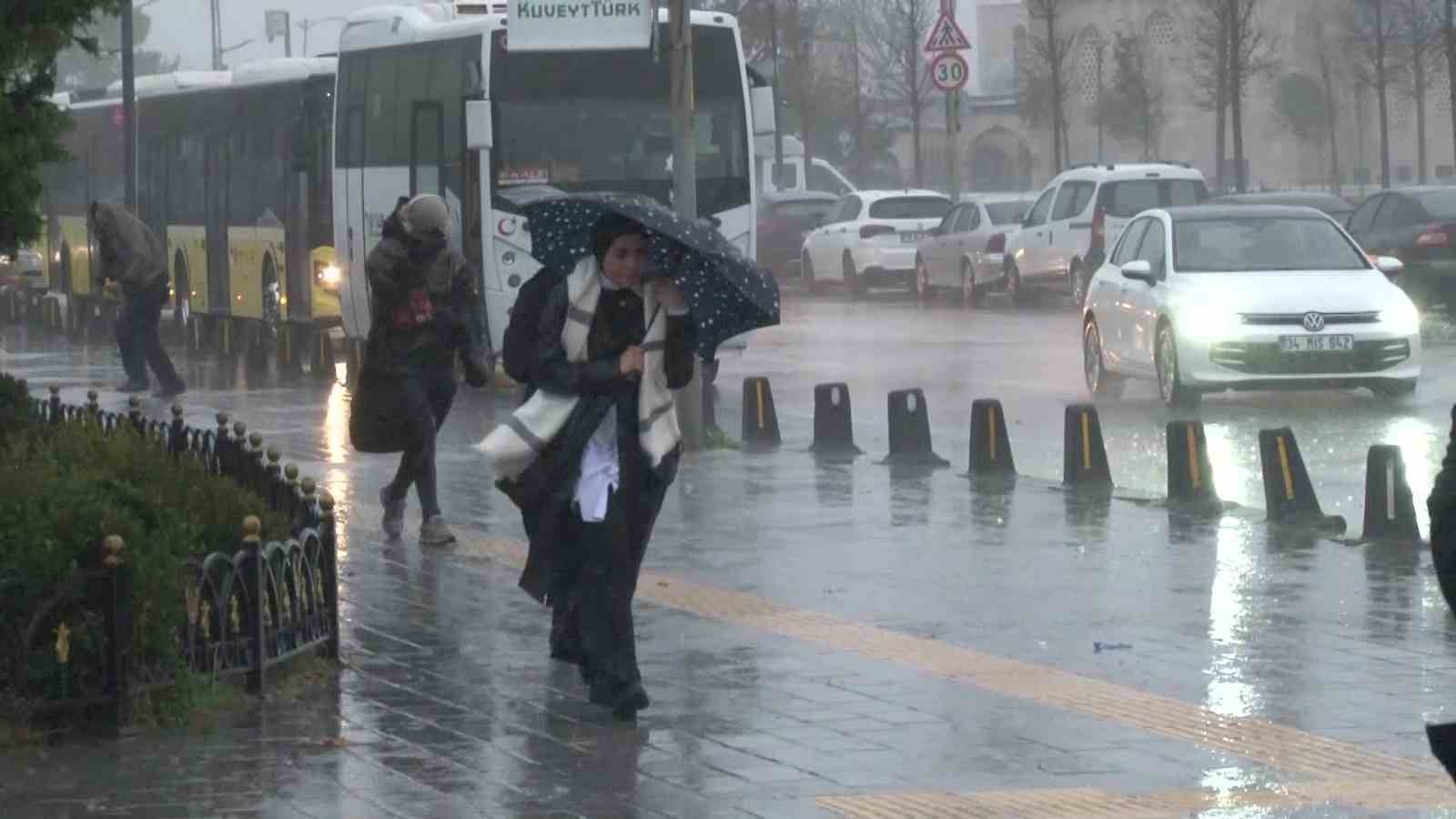 İstanbul’u şiddetli yağış ve fırtına esir aldı
