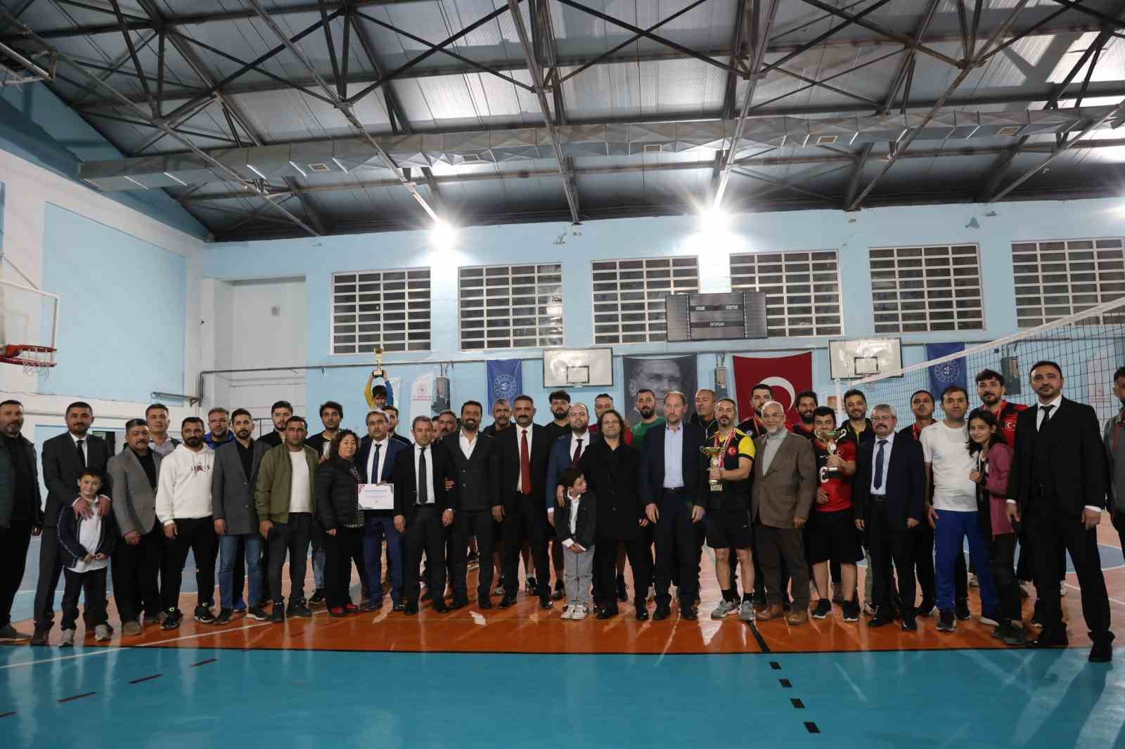 Öğretmenler voleybol turnuvasında kıyasıya mücadele etti
