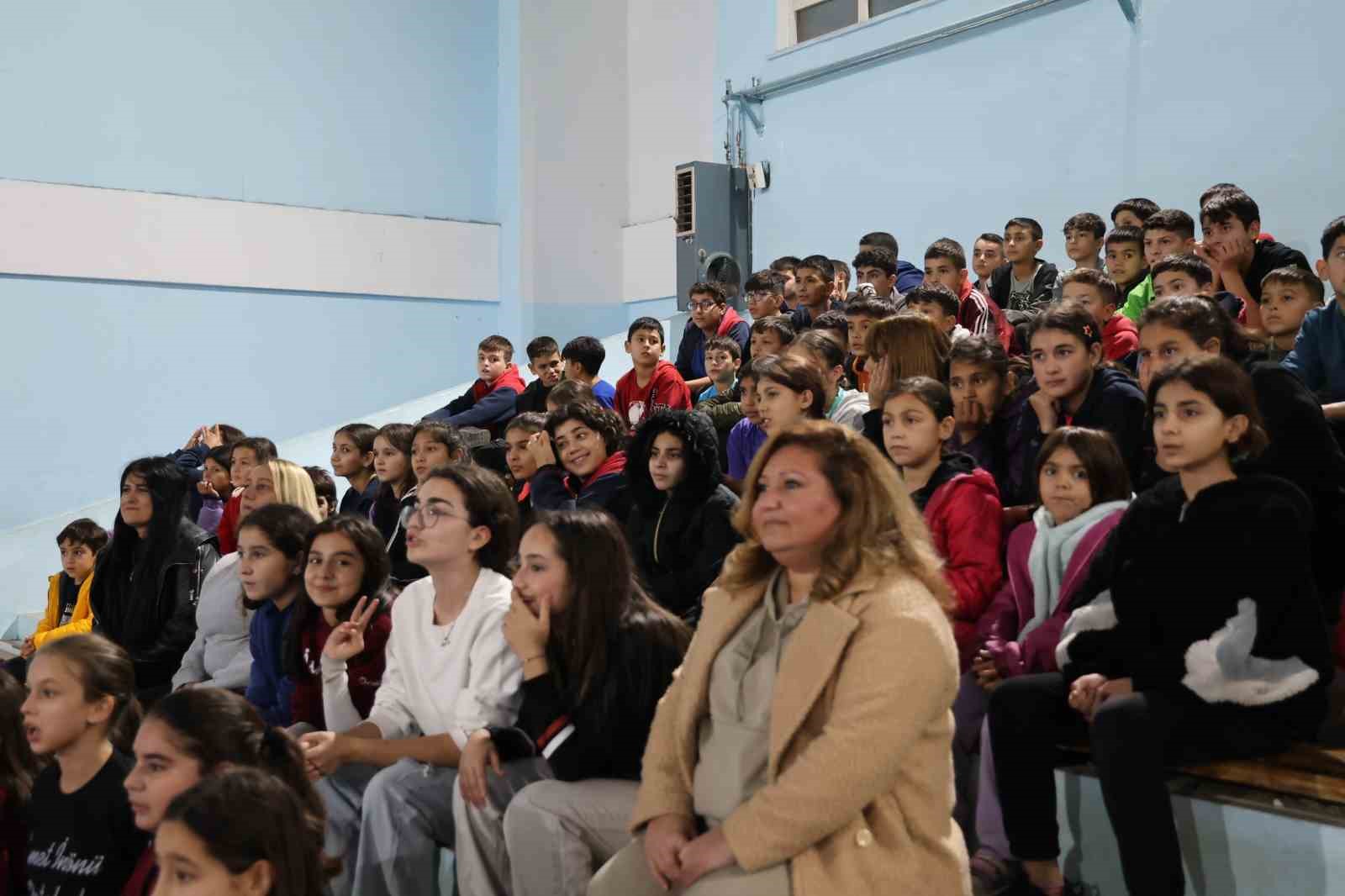 Öğretmenler voleybol turnuvasında kıyasıya mücadele etti
