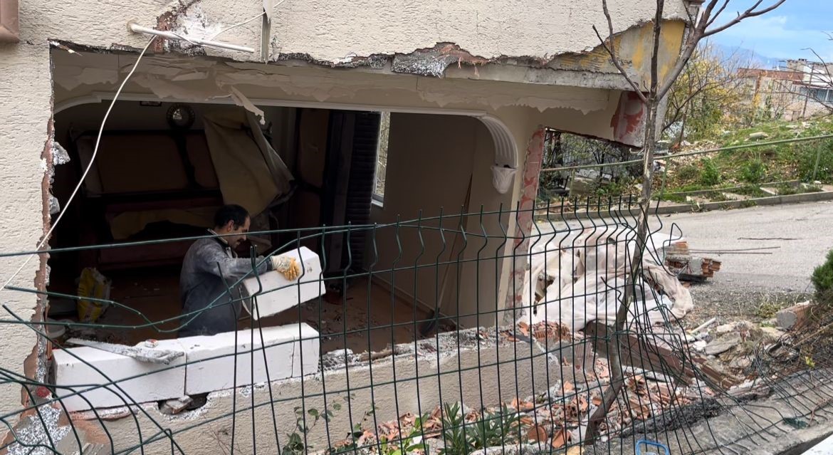 Rüzgar vurdu, yokuş aşağı kaçan kamyon evin salonuna girdi
