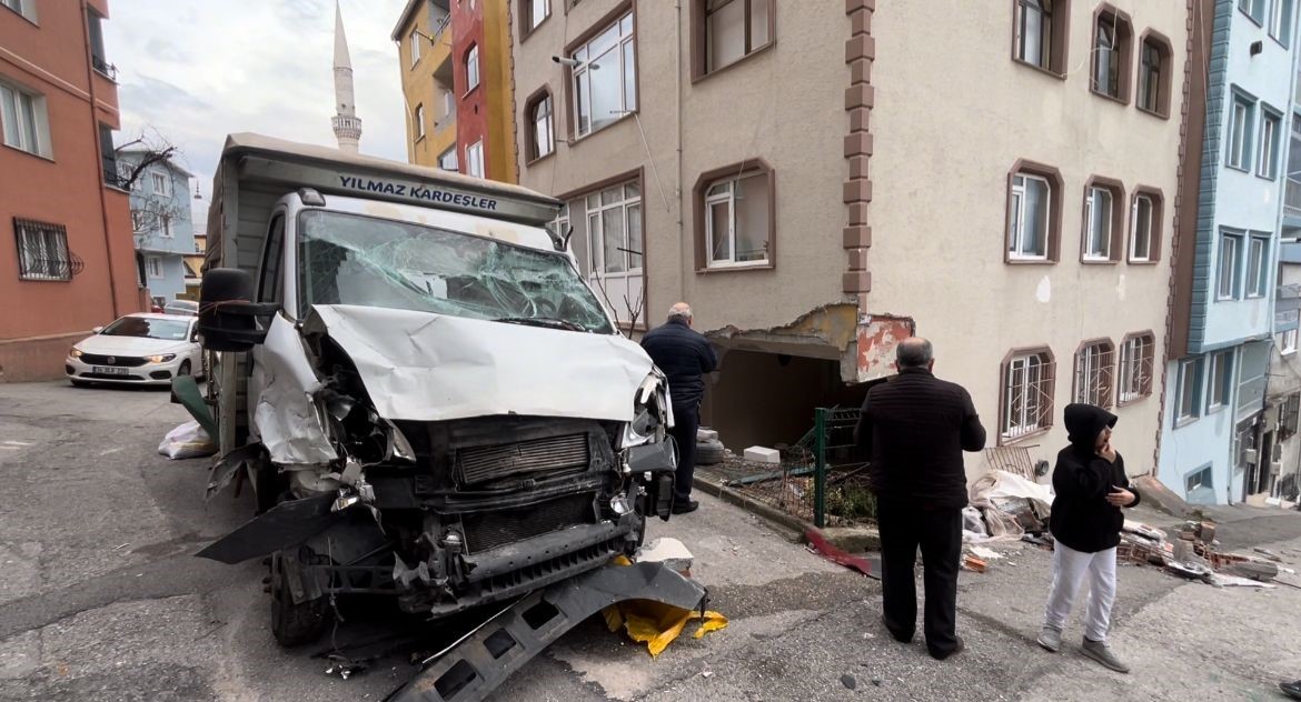 Rüzgar vurdu, yokuş aşağı kaçan kamyon evin salonuna girdi
