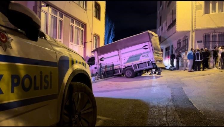 Rüzgar vurdu, yokuş aşağı kaçan kamyon evin salonuna girdi
