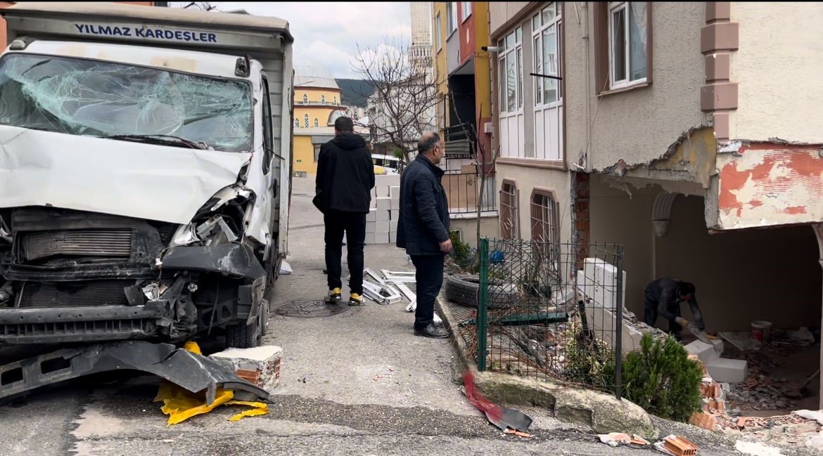 Rüzgar vurdu, yokuş aşağı kaçan kamyon evin salonuna girdi
