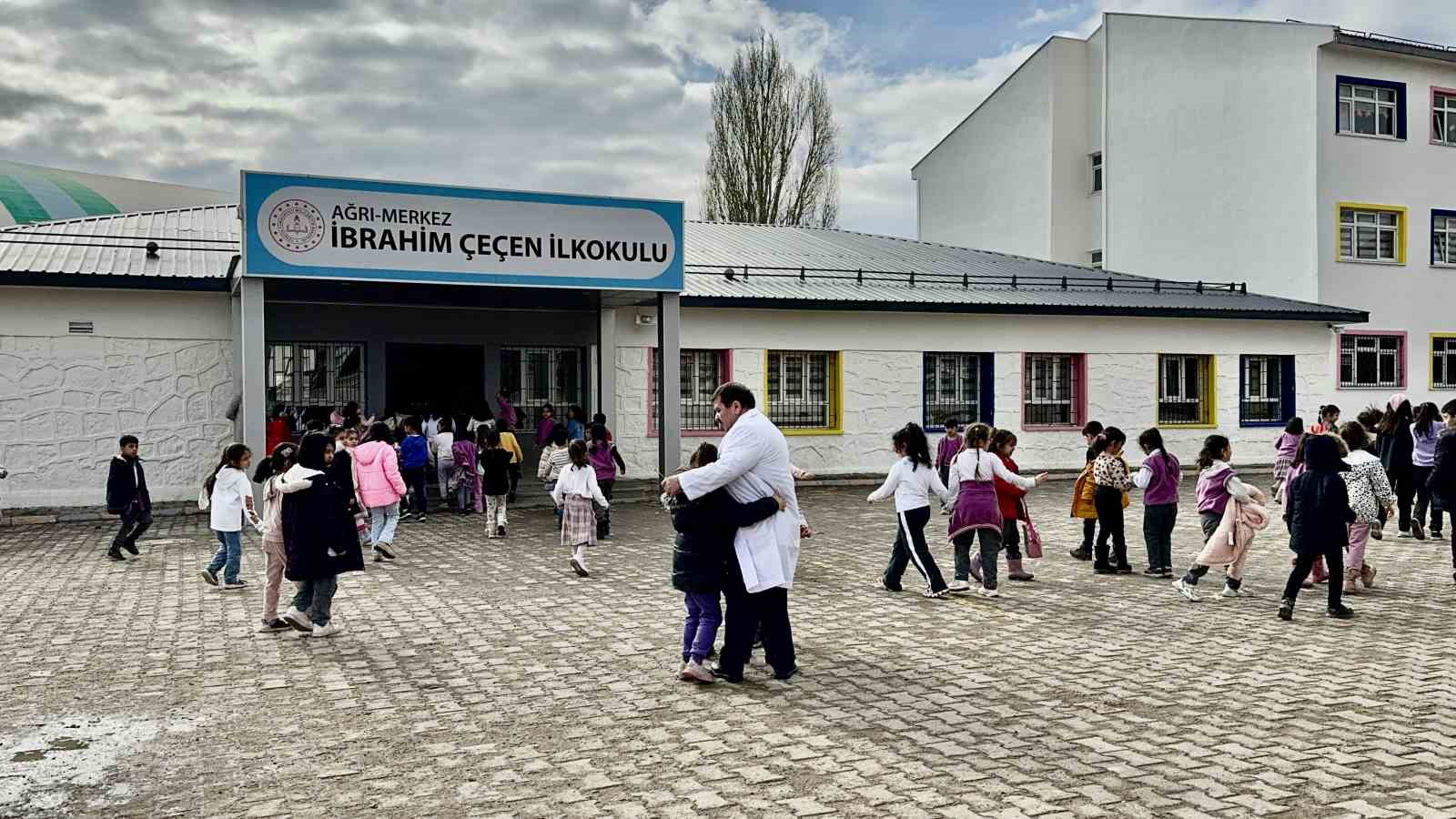 Başarılarla dolu 45 yıllık öğretmenlik hayatına, önlüğünü kızına devrederek veda etti
