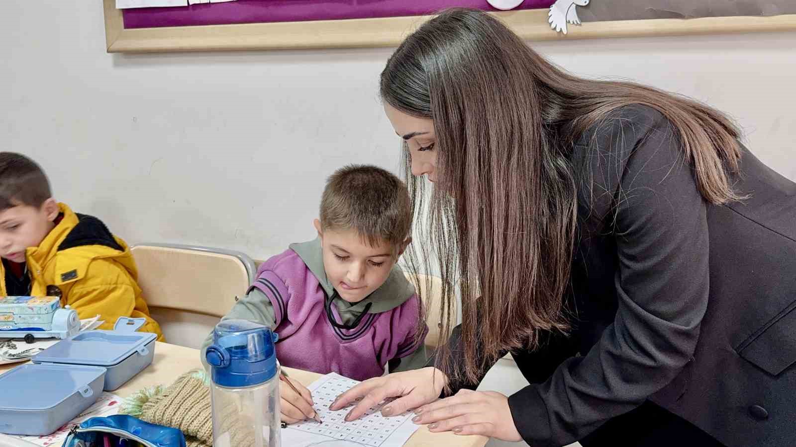 Başarılarla dolu 45 yıllık öğretmenlik hayatına, önlüğünü kızına devrederek veda etti
