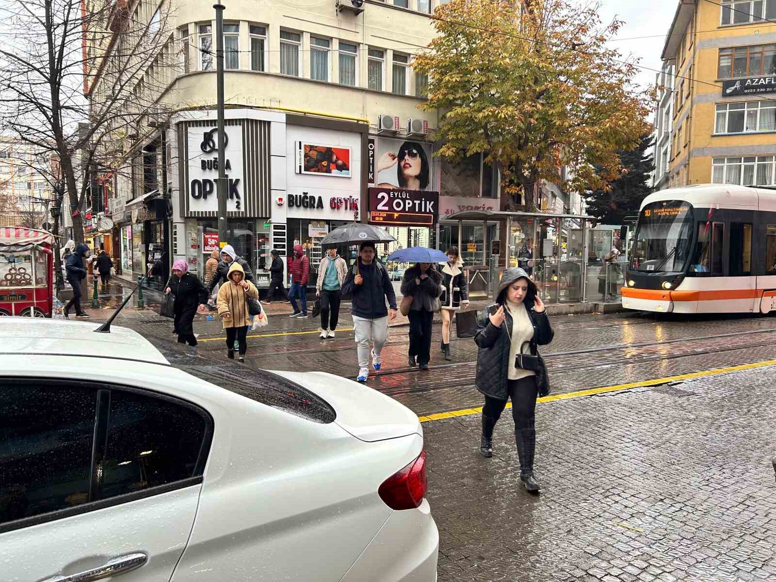 Sağanak yağmurdan korunmak isteyen vatandaşlar saklanacak yer aradı
