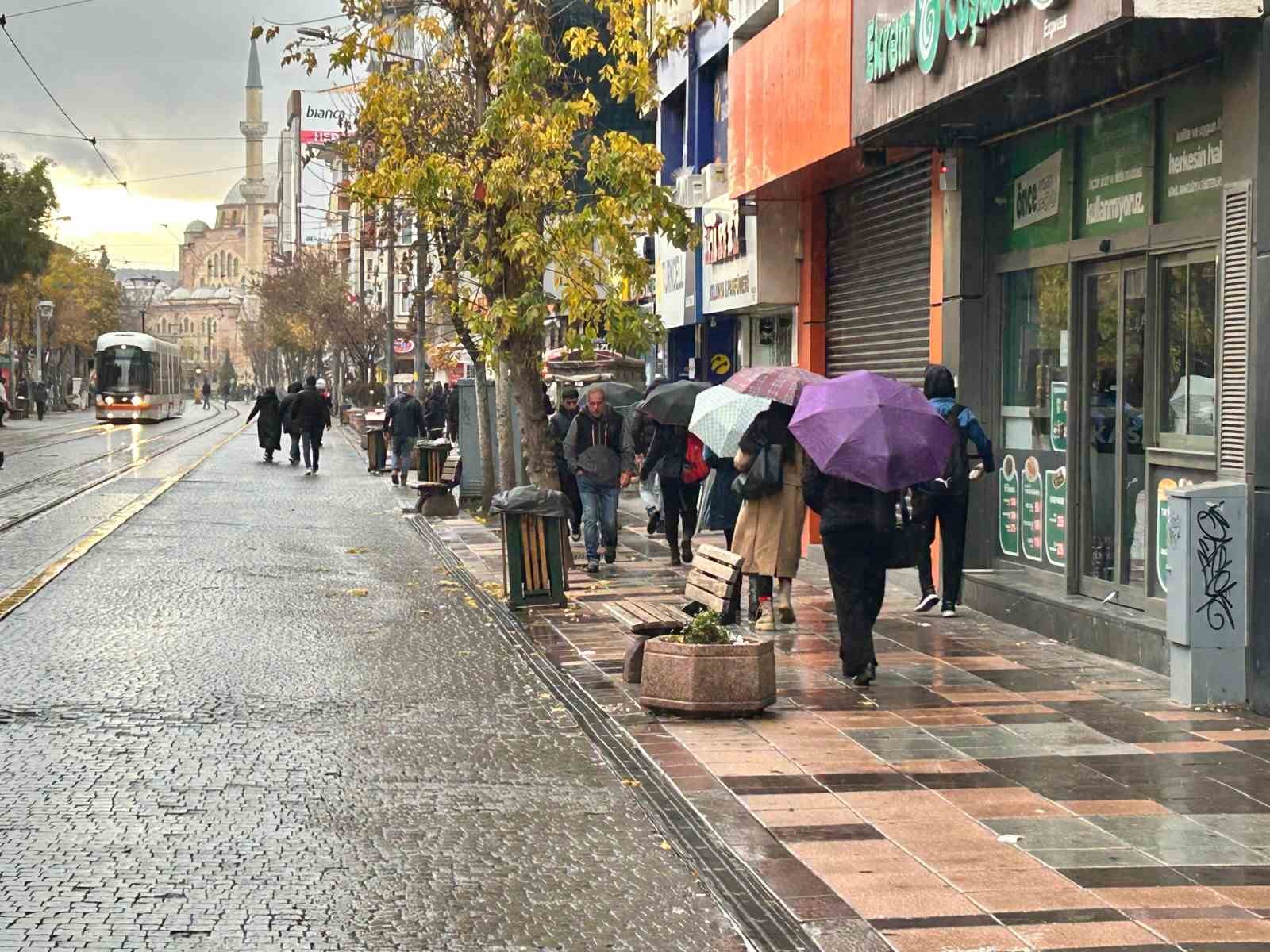 Sağanak yağmurdan korunmak isteyen vatandaşlar saklanacak yer aradı
