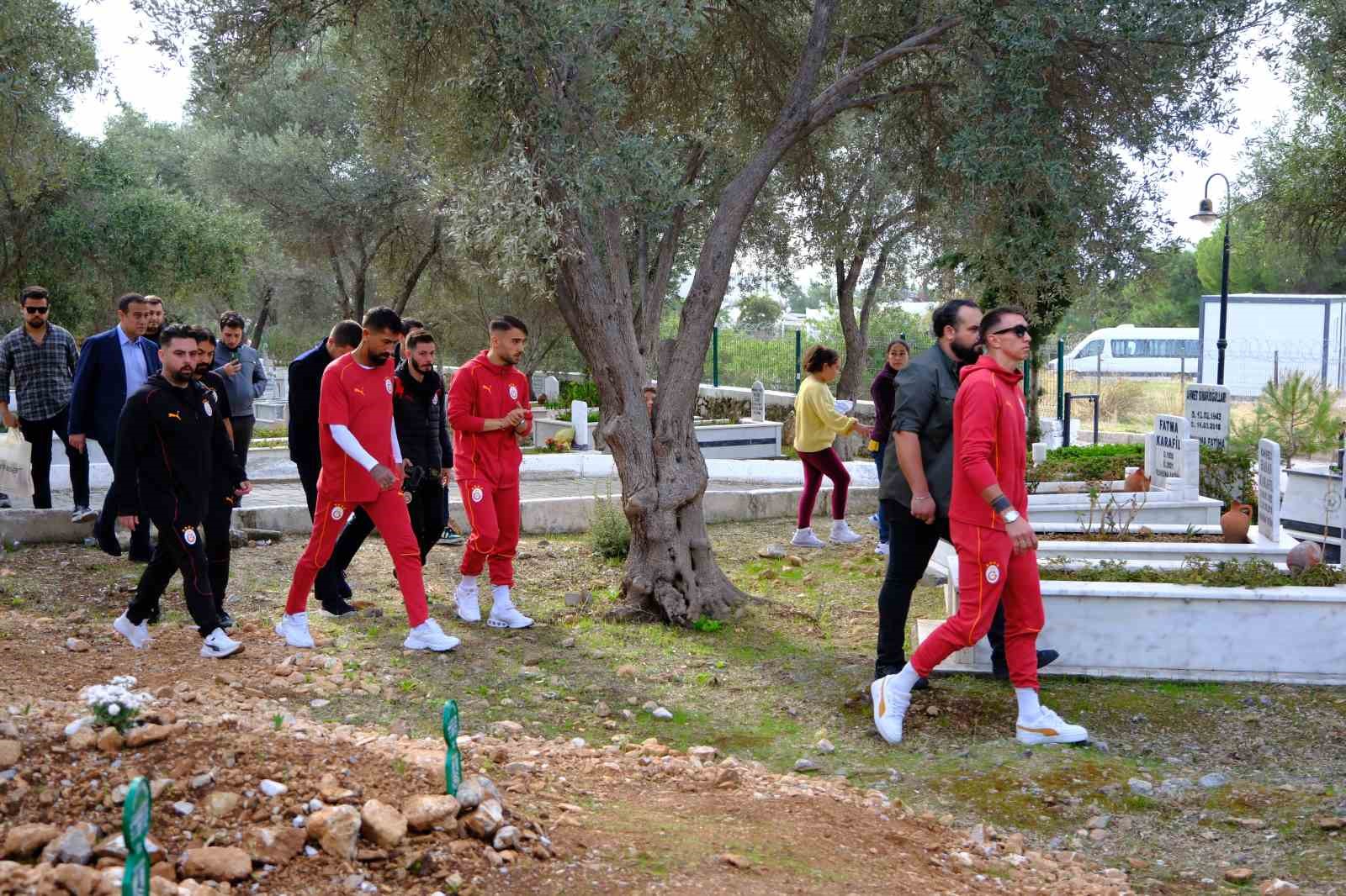 Galatasaray yönetimi ve futbolcular, Yiğit Kurt’un mezarını ziyaret etti
