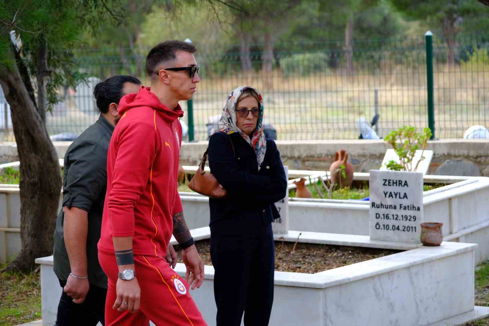 Galatasaray yönetimi ve futbolcular, Yiğit Kurt’un mezarını ziyaret etti
