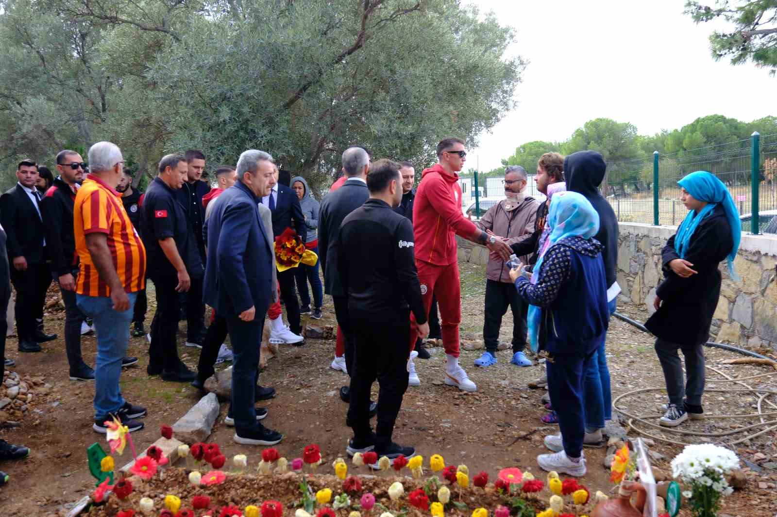 Galatasaray yönetimi ve futbolcular, Yiğit Kurt’un mezarını ziyaret etti
