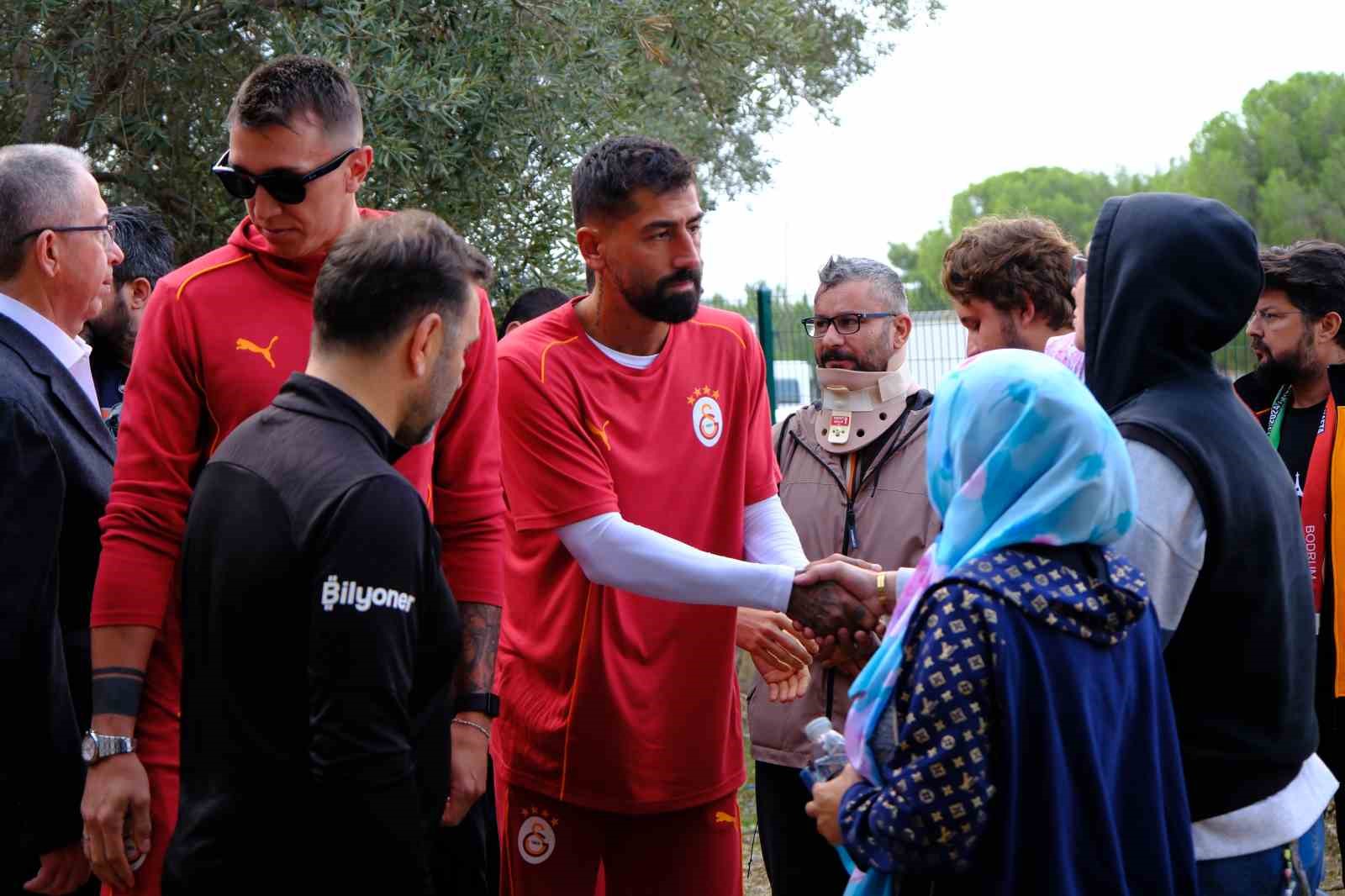 Galatasaray yönetimi ve futbolcular, Yiğit Kurt’un mezarını ziyaret etti
