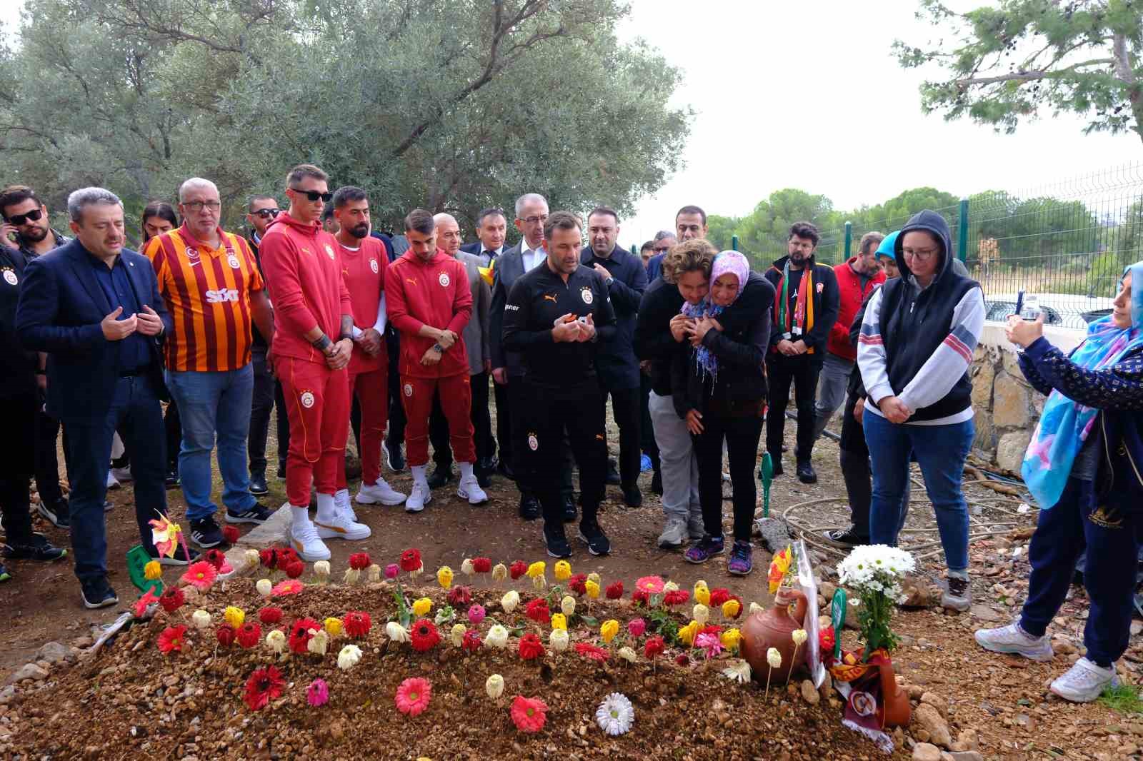 Galatasaray yönetimi ve futbolcular, Yiğit Kurt’un mezarını ziyaret etti
