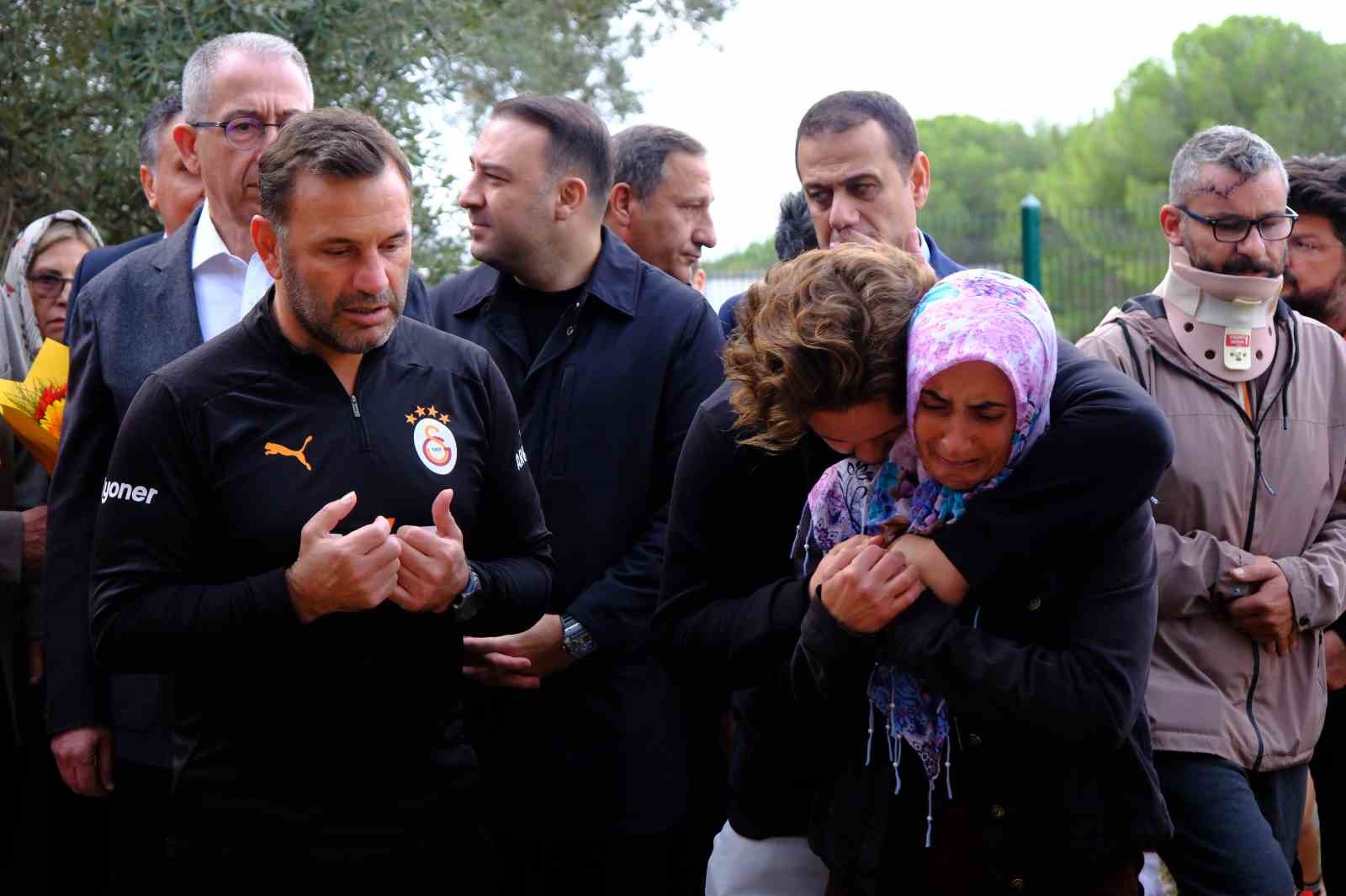 Galatasaray yönetimi ve futbolcular, Yiğit Kurt’un mezarını ziyaret etti
