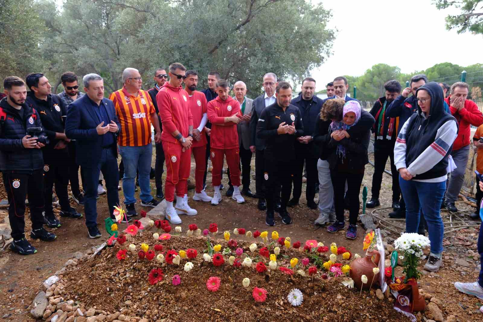 Galatasaray yönetimi ve futbolcular, Yiğit Kurt’un mezarını ziyaret etti
