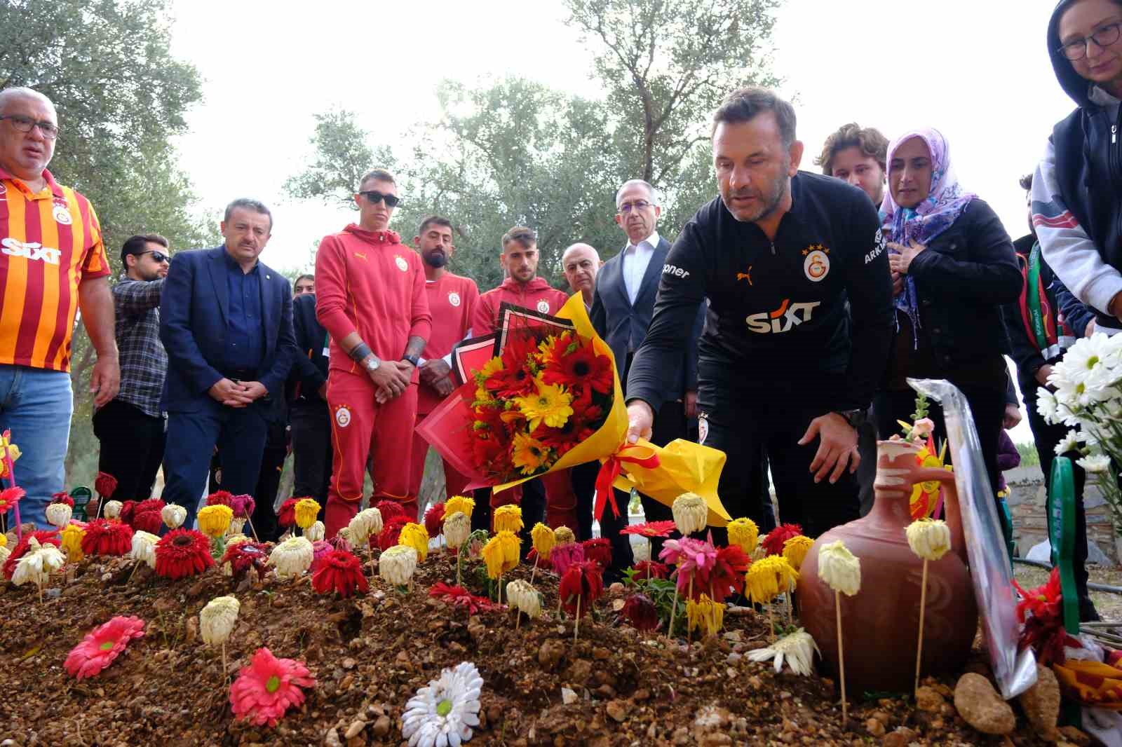 Galatasaray yönetimi ve futbolcular, Yiğit Kurt’un mezarını ziyaret etti
