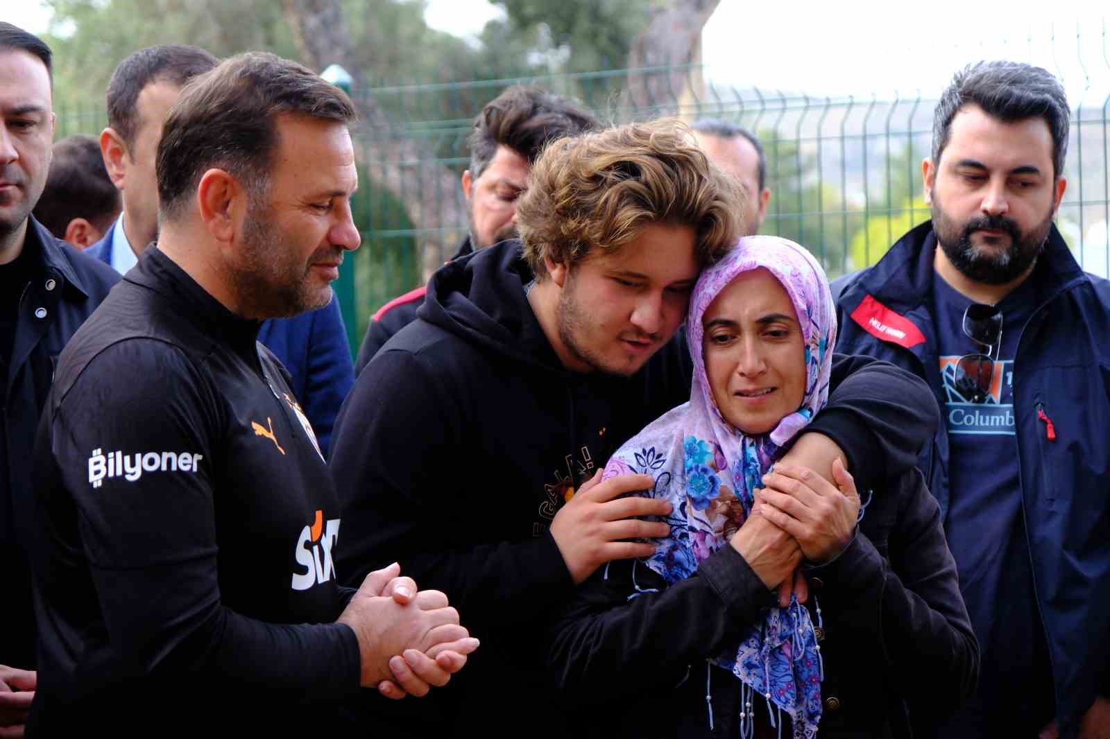 Galatasaray yönetimi ve futbolcular, Yiğit Kurt’un mezarını ziyaret etti
